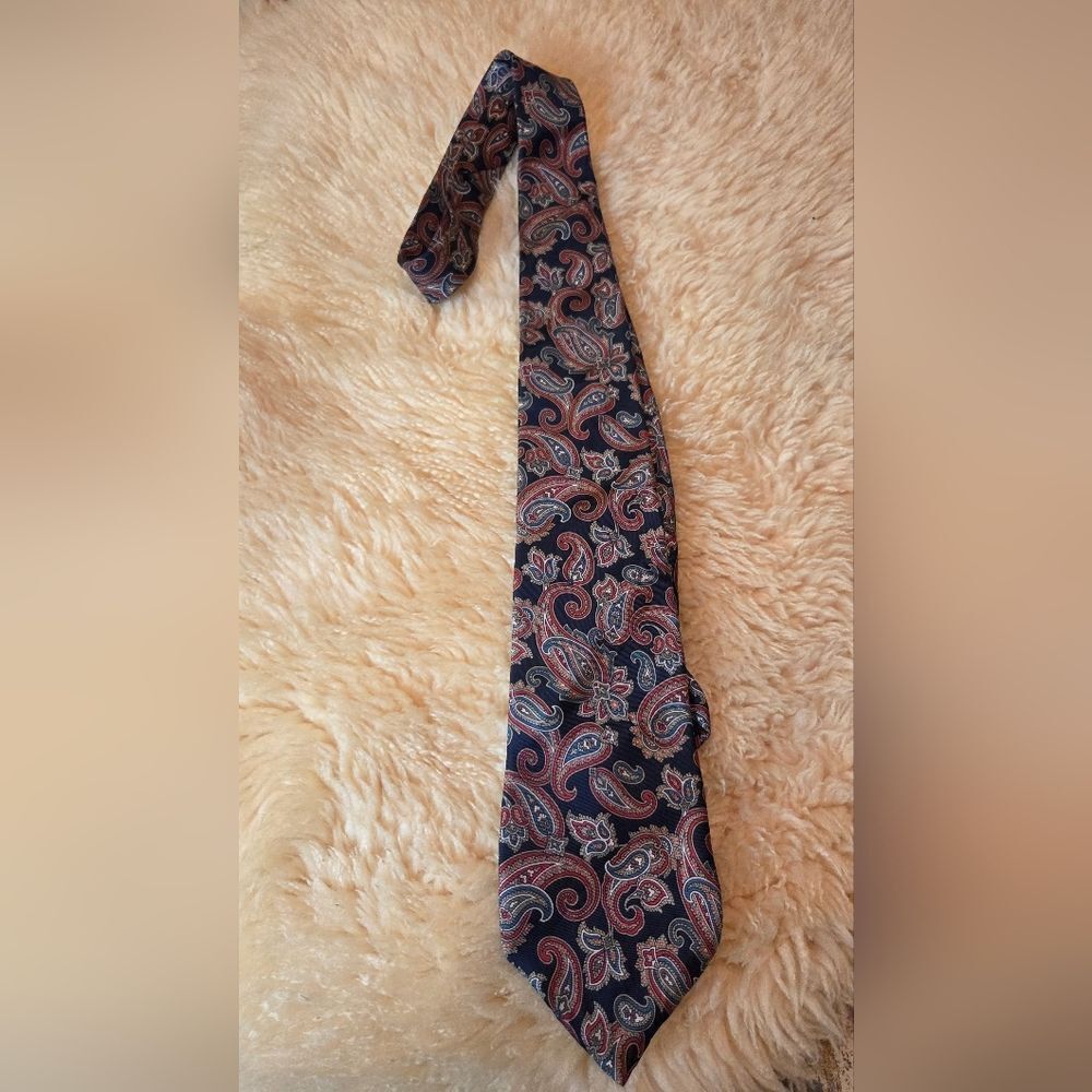 Claybrooke 100% SILK Navy Blue and Red Paisley Pattern Men's Necktie.